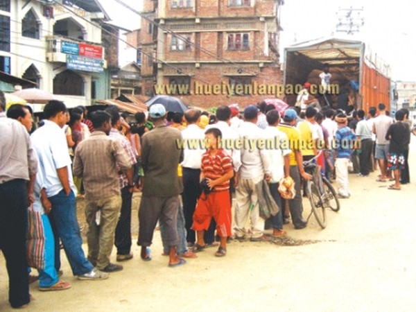 People lining up to buy rice during the mobile sale of rice conducted by Department of CA& PD, Govt of Manipur