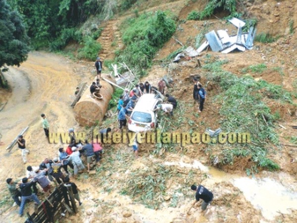People trying to pull up a Maruti Alto car from the mudslide area