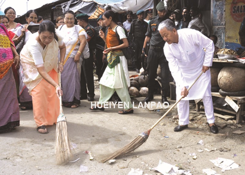 Deputy Chief Minister Gaikhangam  and Social Welfare minister AK Mirabai cleanliness drive in and around the Khwairamband bazaar 