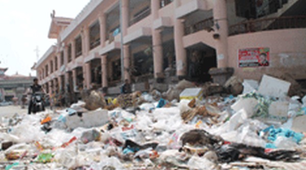Wastes pile up at Khwairamband