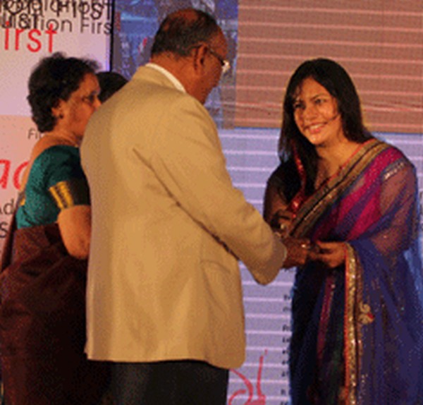 Urmila Chanam receiving the Laadli Media and Advertising Awards for Gender Sensitivity 2012-13 