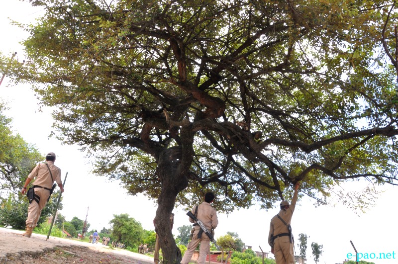 Imphal East Police conducting search operations at Mahabali area on 8th August 2013