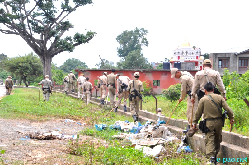 Imphal East Police conducting search operations at Mahabali area on 8th August 2013
