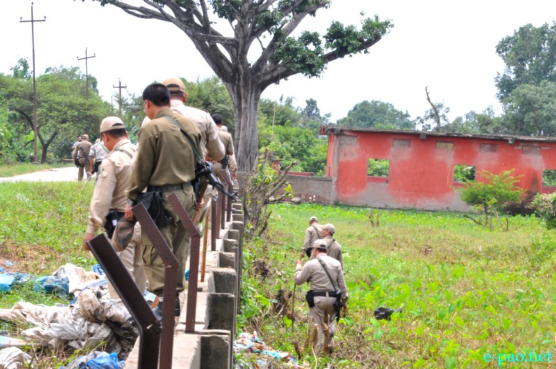 Imphal East Police conducting search operations at Mahabali area on 8th August 2013
