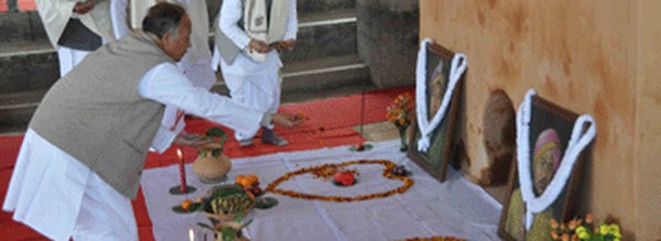 Chief Minister O Ibobi paying floral tributes at the portrait of Maharaj Gambhir Singh