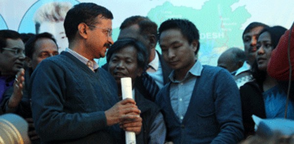 Kejriwal interacting with NE students at a protest site