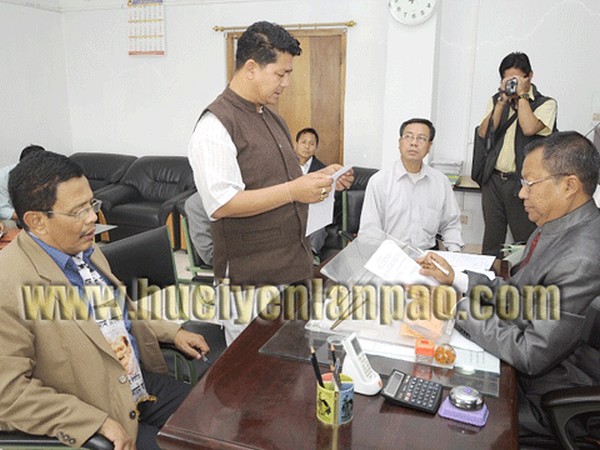 Dr Khwairakpam Ibomcha filing his nomination papers