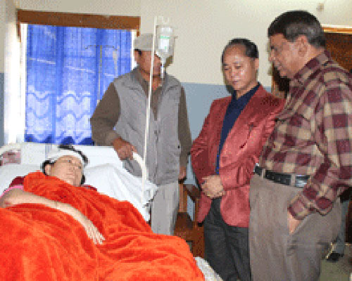 Chief Secretary PC Lawmkunga and DGP Shahid Ahmed enquiring condition of Dr Taruni at the hospital