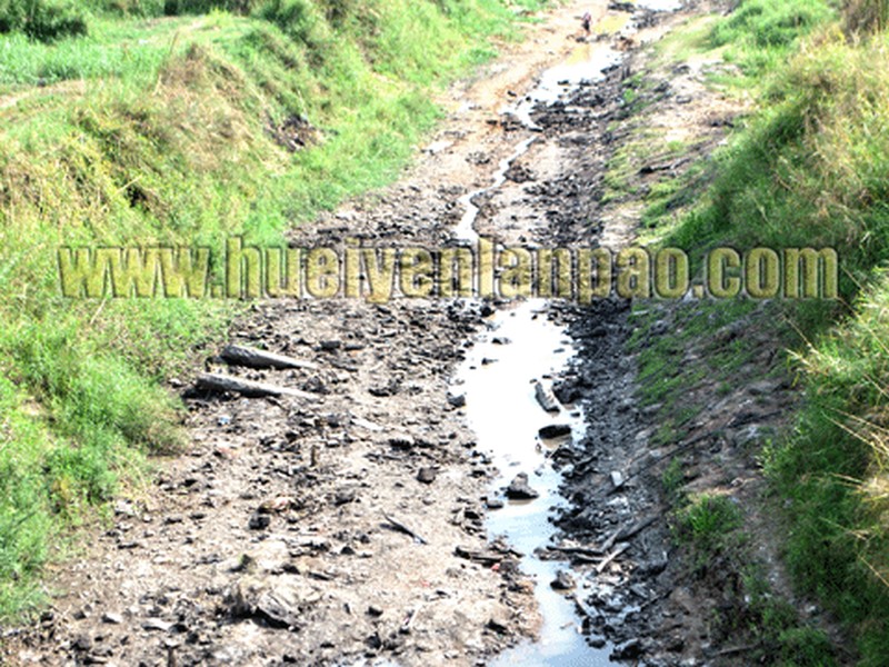  cracked riverbeds and water scarcity - Imphal River