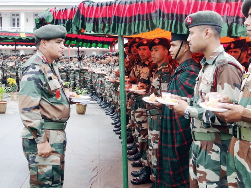 DGAR Lt Gen Rana interacting with the troops of IGAR (South) 