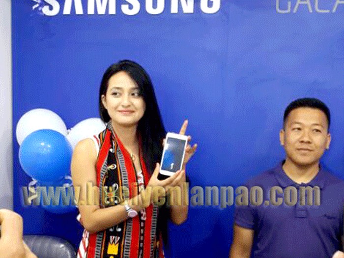 Bala Hijam inaugurated the first 'Samsung Smart Phone Cafe, Lite' at Wino Bazar, Ukhrul on May 24 2014 