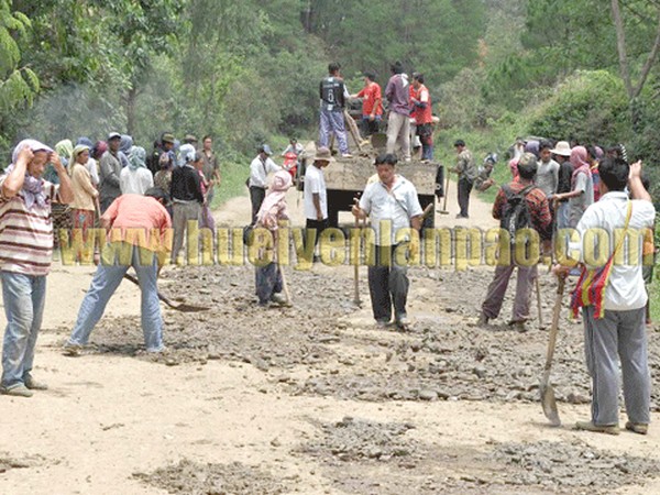  Chandel residents repair deplorable road