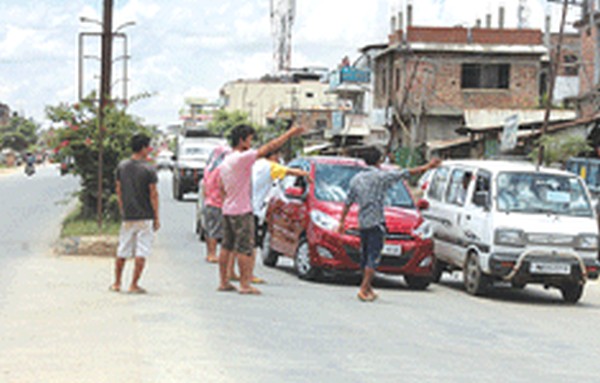 Bandh supporters blocking vehicular movement at a Imphal locality