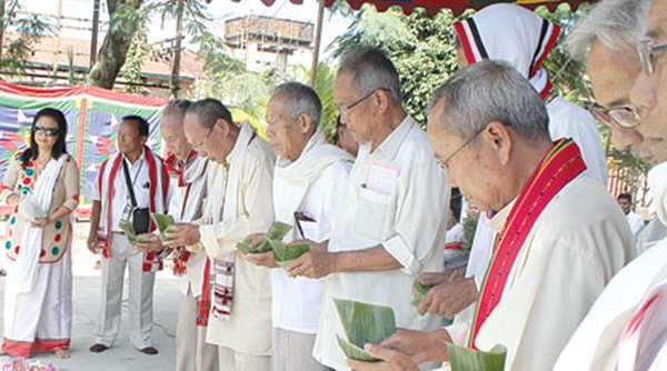 People offering floral tributes to freedom fighter Haipou Jadonang