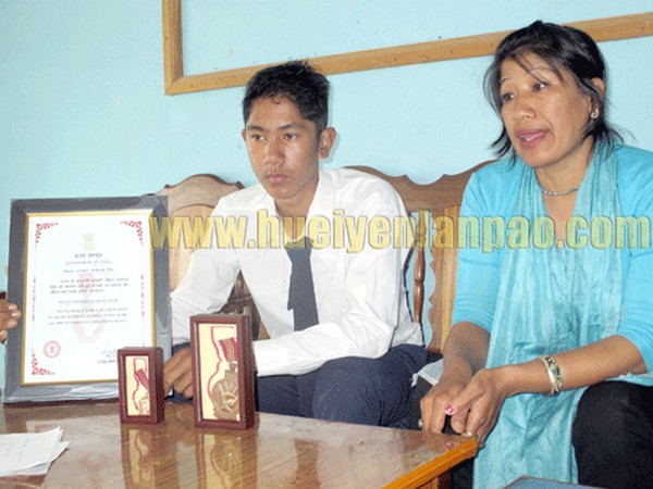 family of Jeevan Raksha Padak awardee Arambam Sanajaoba
