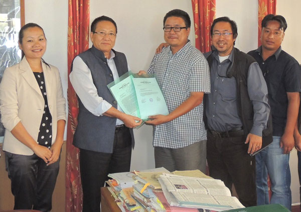 Nagaland Chief Minister TR Zeliang (3rd left) with Members of Kohima Press Club (KPC) at his official residence today.<BR><BR>KPC President Xavier Rutsa submitting a Memorandum to Chief Minister as to how Government would streamline on the media.