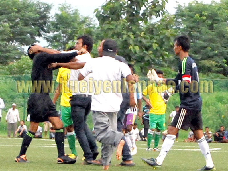 Irate fans beat up match referee at a game between YOSC Khurai and ABA Kshetrigao