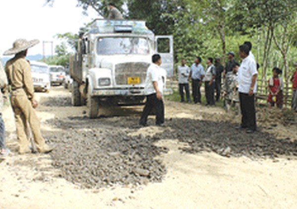 Volunteers repairing dilapidated Churachandpur-Sugnu road