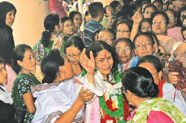 Sharmila gets emotional as she is being mobbed by hunderds of supporters at Khwairamband Keithel 