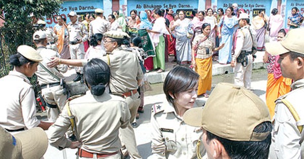 Women activists confront police on their march to Congress Bhavan