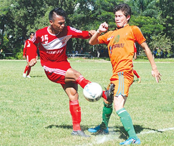 Players of AIM and NEROCA battling for the ball possession