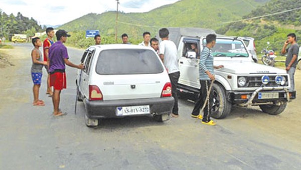  Bandh supporters blocking vehicular movement at Senapati along Imphal-Dimapur highway 