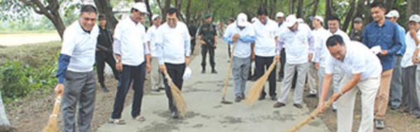 RD and PR Minister Francis Ngajokpa leading the campaign to keep India clean