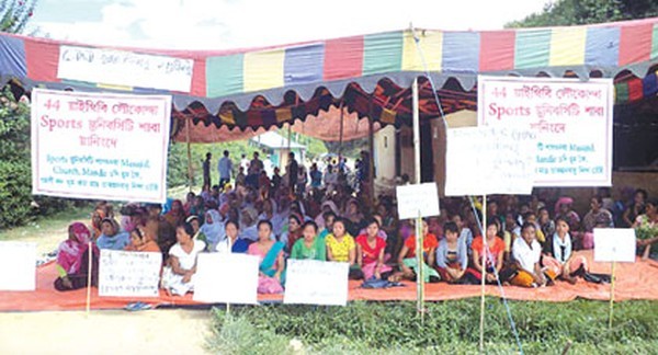 Womenfolk staging a si-in-protest against the proposal to set up sports university at Yaithibi Loukol