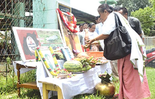 People offering tributes to (L) Thangjam Manorama (File pic)