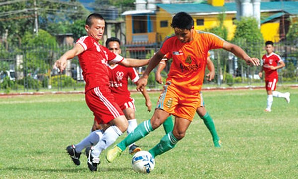 TRUGPU and NEROCA players fights for the ball