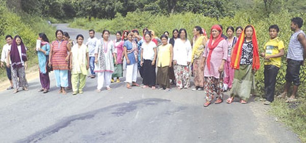 Womenfolk enforcing the UNC sponsored bandh along Imphal-Moreh road at Thamlapokpi 