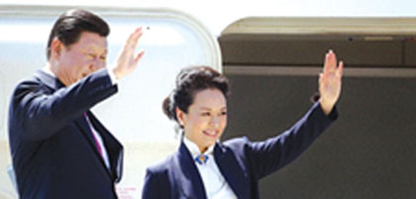 The Chinese premier and his wife wave goodbye at Delhi