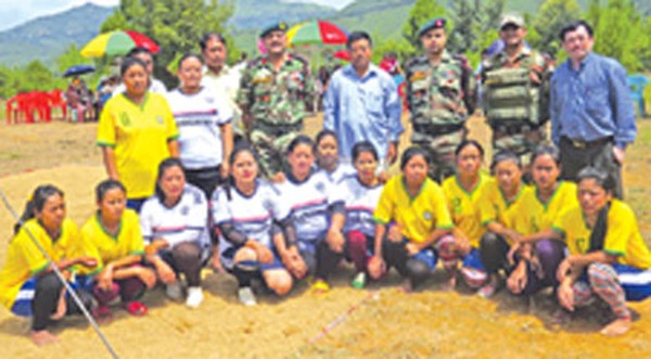 Women sportspersons pose with AR personnel