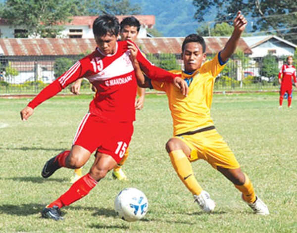 AIM (red) player fights for the ball possession against SSU player
