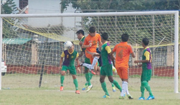 Players fighting for the ball possession