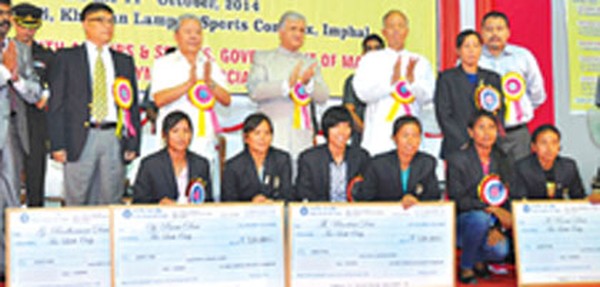 The Governor, CM and others pose with sportspersons