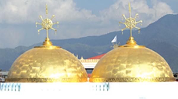 The domes of Govindajee glitters with the new gold platings