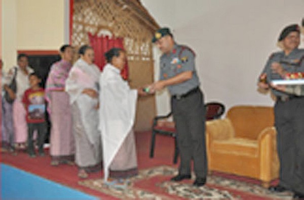 An AR officer presenting gift to a women during a Ningol Chakkouba event