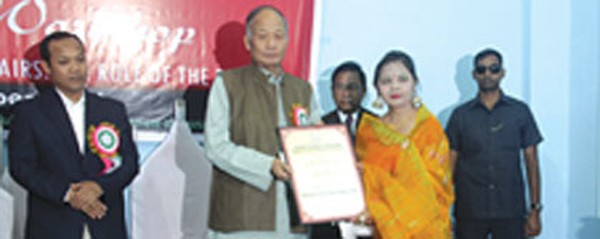 S Aruna receiving the prize from the CM