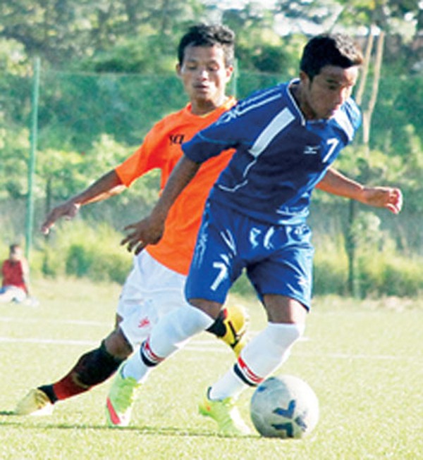 XI Star SU and SCL players challenge for ball possession
