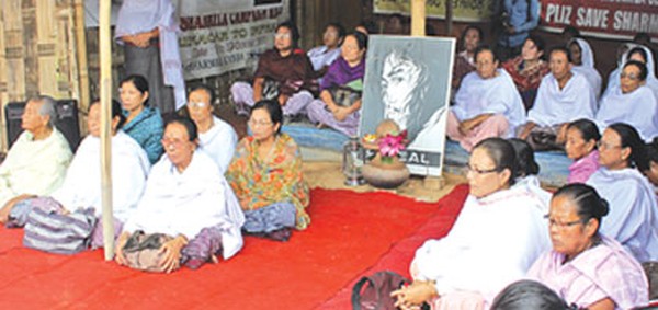 Womenfolk on dharna to extend solidarity to Sharmila