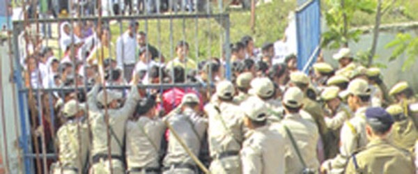 Cops confronting the mob at CJM Court, Thoubal