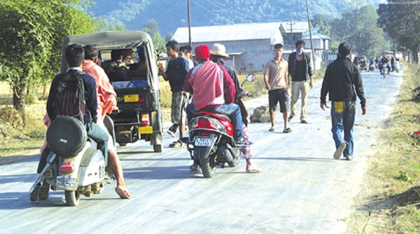 Bandh supporters enforcing the bandh 