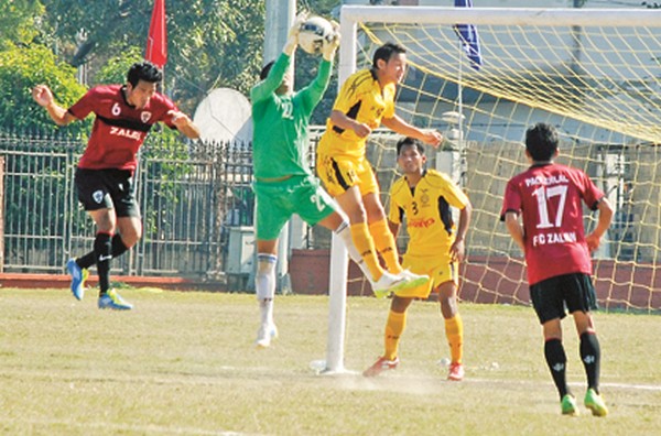 FC Zalen, Sadar Hills and SSU, Singjamei players in action 