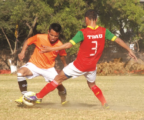 SCL's player fights for the ball against TRAU's player 