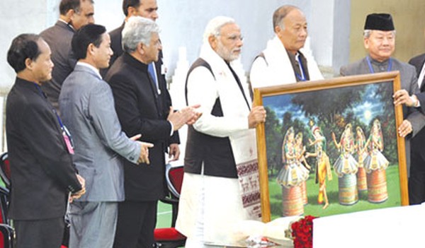 Chief Minister O Ibobi presenting a picture depicting Ras Lila dance to Prime Minister Narendra Modi