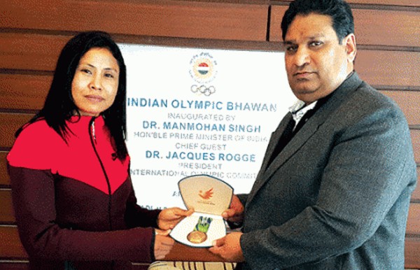 Sarita Devi receives her Asian Games bronze medal from IOC, Secretary General, Rajeev Mehta,