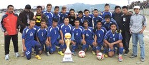 UUFC players pose for the lesn with the trophy