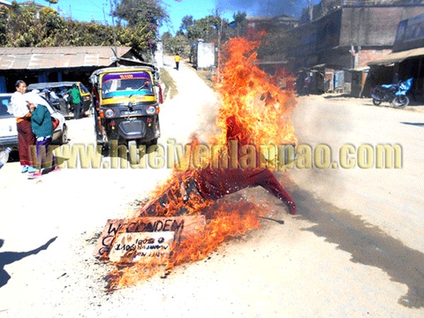 Burning the effigies of O Ibobi, Chief Minister at Medical Gate, Tamenglong district