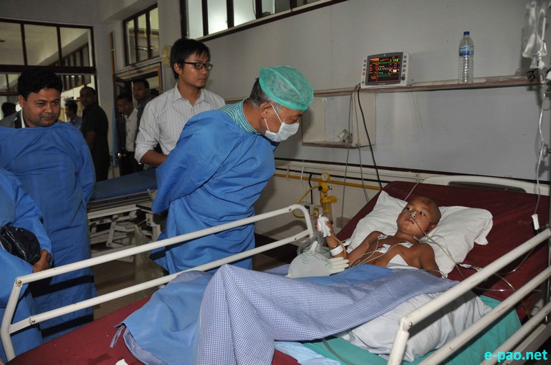 CM meets injured TSE editor, School kids at Shija Hospital at Langol :: 06 July 2014